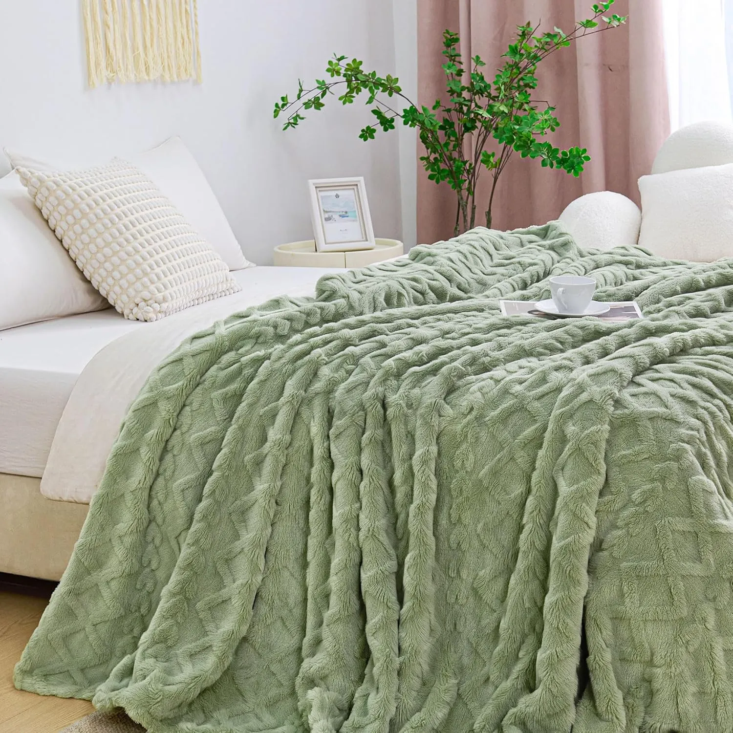 Aganear Fleece Throw Blanket - Cozy Soft Lightweight Fuzzy Throw Blanket for Women Portable Throw Blankets for Couch, Warm Present for Birthday, Christmas, Halloween, Housewarming(50"x60", Sage Green)