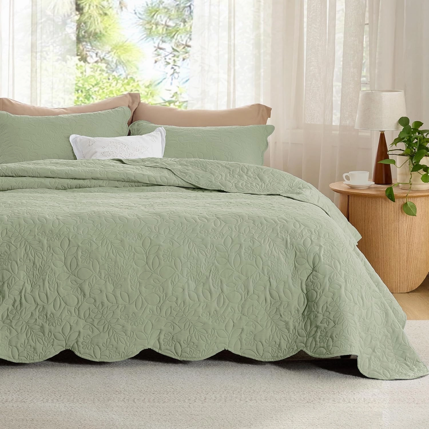 Bedsure Quilts Queen Size - Ultra Soft Pre-Washed Bedspread - Lightweight Desert Sage Comforter with 2 Pillow Shams - Summer Bedding Set with Leaf Design 90x96 Inch