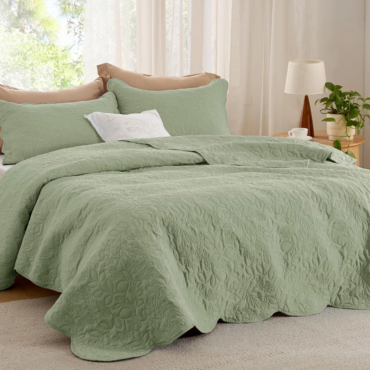 Bedsure Quilts Queen Size - Ultra Soft Pre-Washed Bedspread - Lightweight Desert Sage Comforter with 2 Pillow Shams - Summer Bedding Set with Leaf Design 90x96 Inch