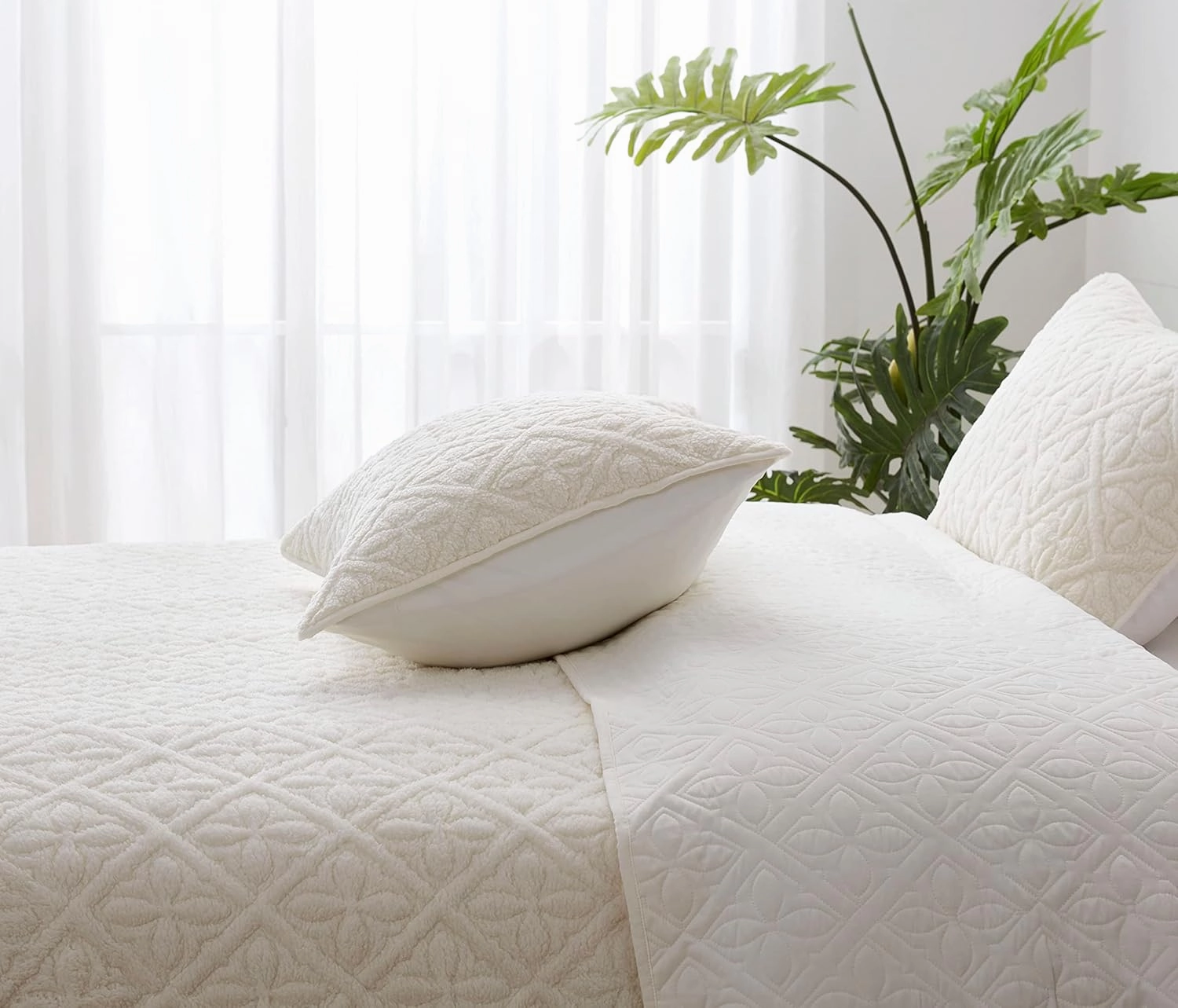Chezmoi Collection Bethany 3-Piece Queen Sherpa Quilt Set - Floral Quilted Sherpa Blanket Reversible Washed Microfiber Lightweight Bedspread - Queen Size, White