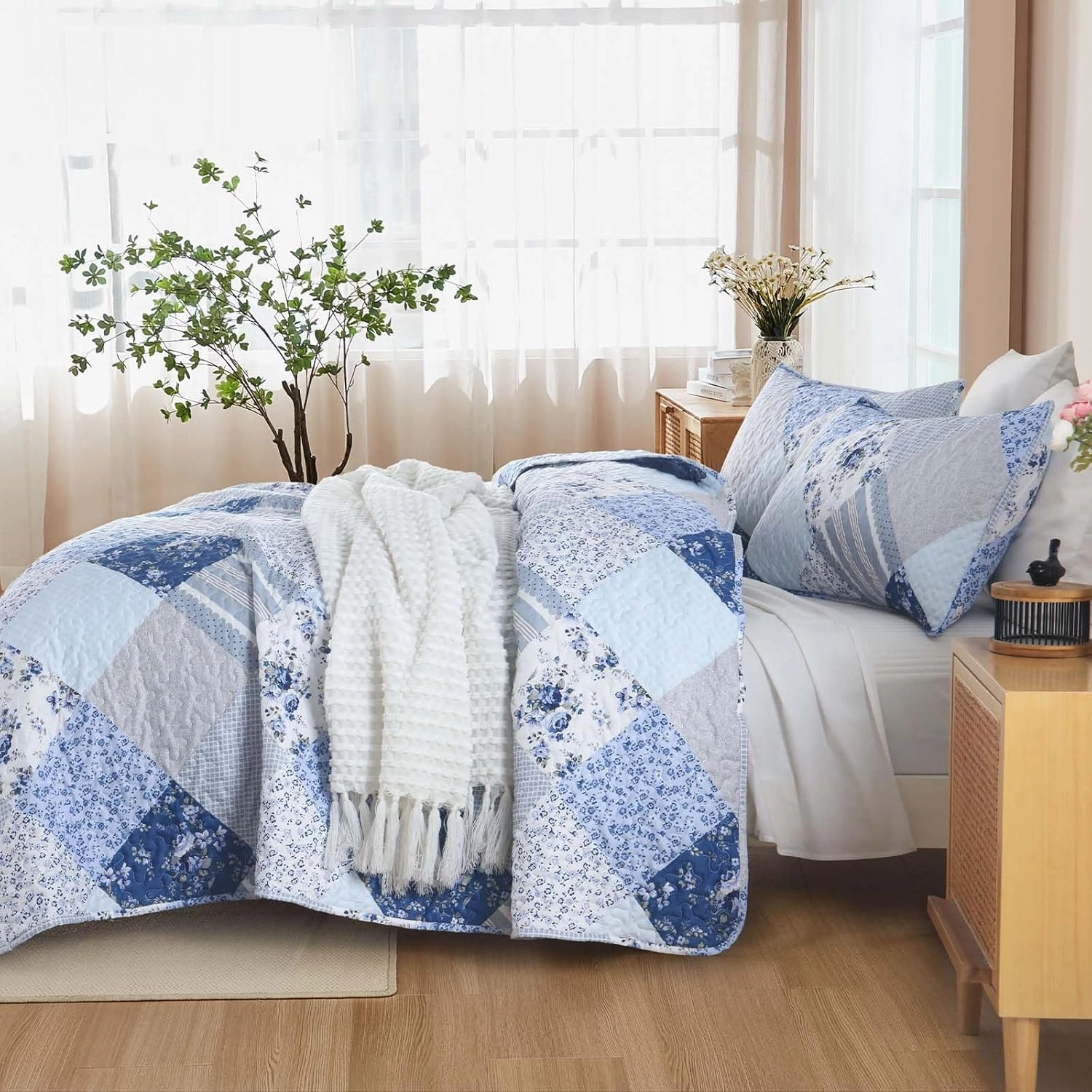 Dobuyly Patchwork King Size Quilt, Light Blue Floral Plaid Bedspread Bedding Set, Soft Lightweight Microfiber Summer Coverlet Set for All Season (1 Quilt, 2 Pillow Shams)