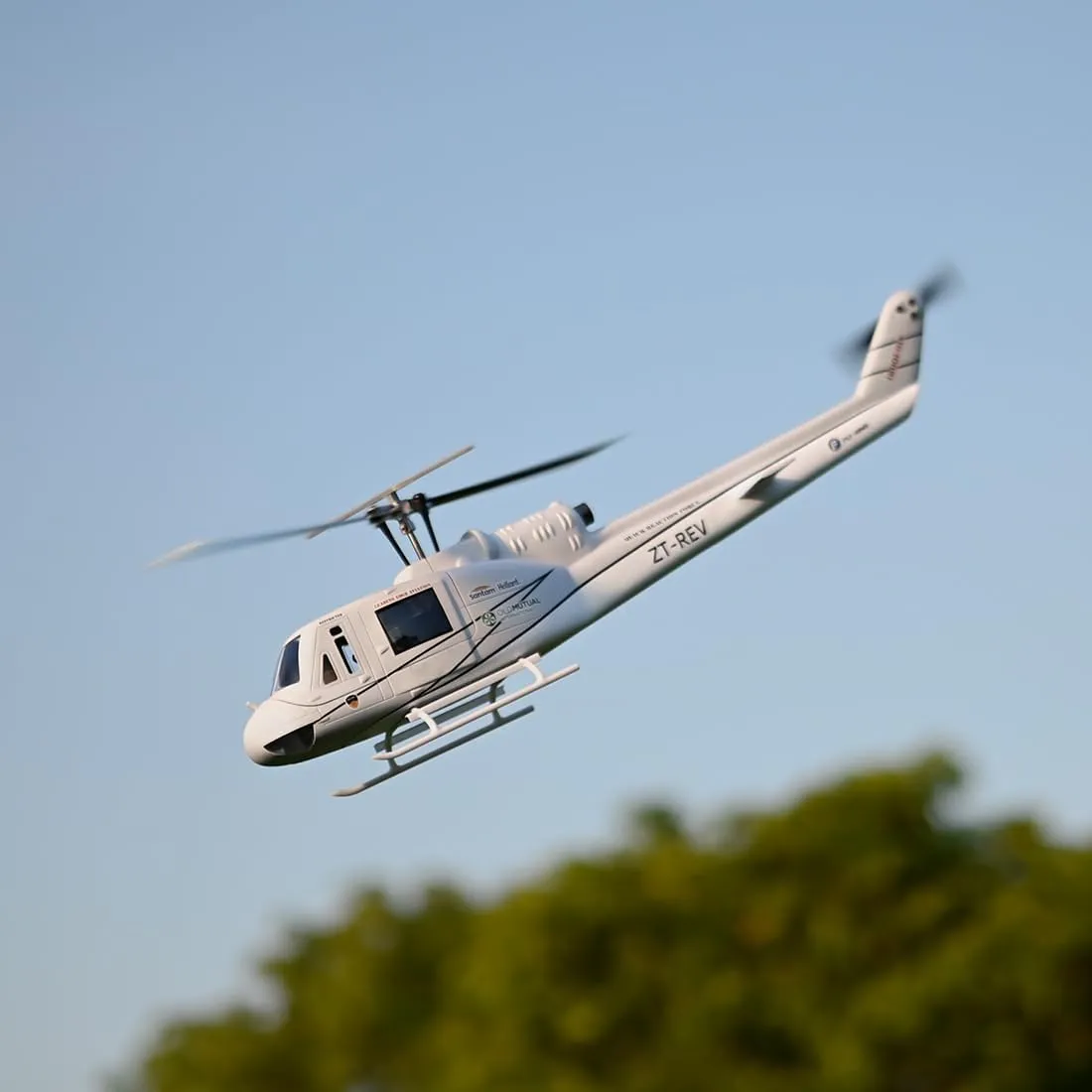 FLYWING UH1-V4 Huey 470-Class 2.4G 6CH RC Military Helicopter (PNP Version)