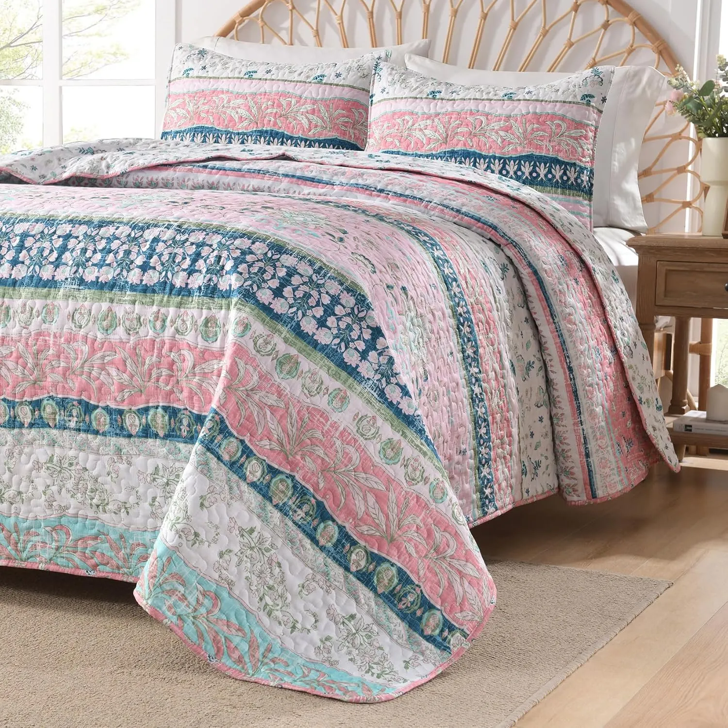 HORIMOTE HOME Boho Style Queen Quilt Set Pink Bohemian Floral Strip Quilt Beddding Set, Soft and Lightweight Bedspread for All Season, Full Size Bed Coverlet with 2 Matching Pillow Shams (3 Pieces)