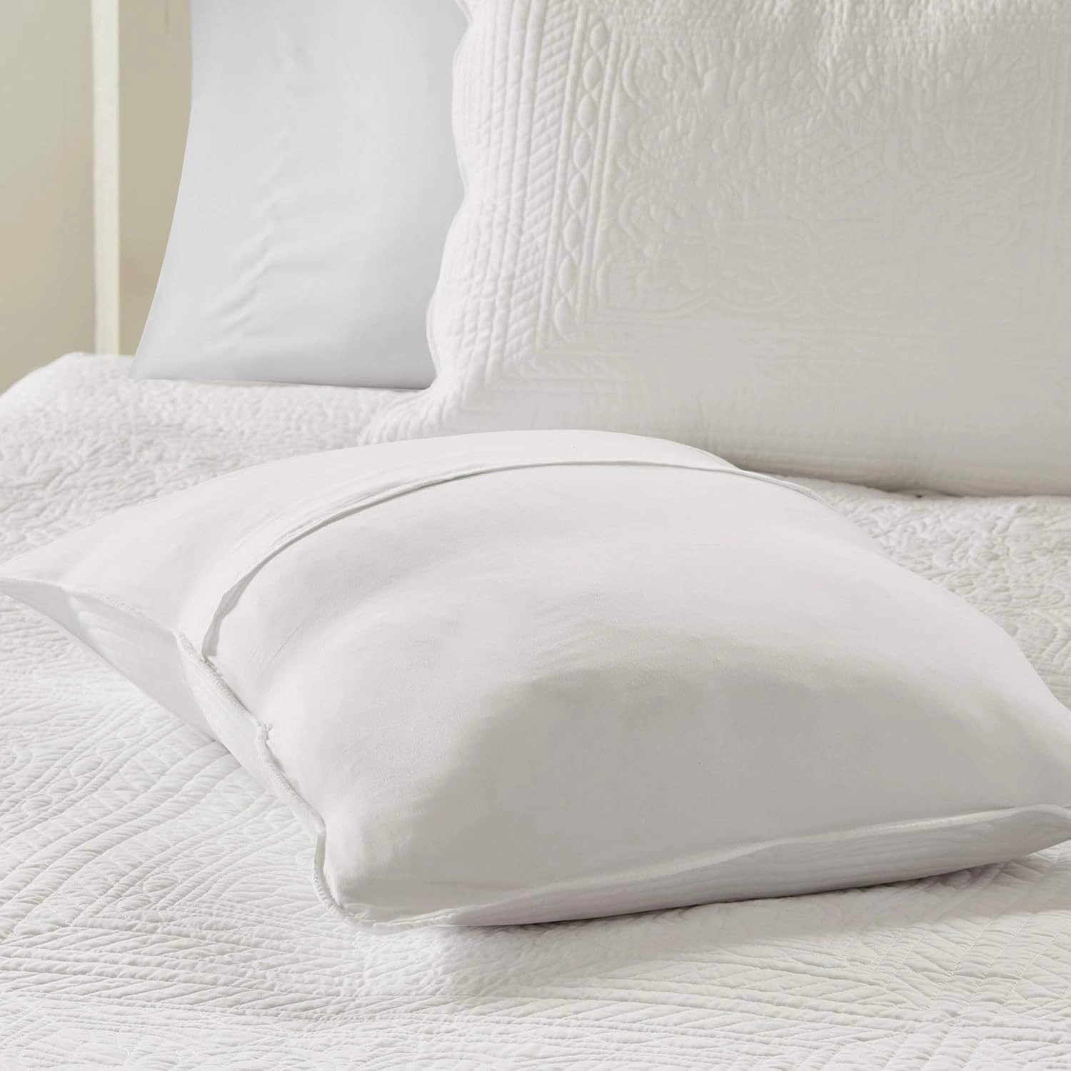 Madison Park Tuscany Quilt Set-Casual Damask Stitching Design Lightweight Coverlet Bedspread Bedding, Shams, King/Cal King(108"x96"), Medallion White 3 Piece